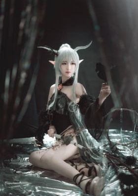 女女百合舌伸湿润腿间电影